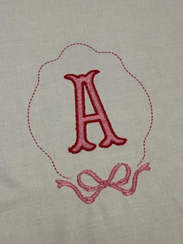 Scallop Edge Bow Crest