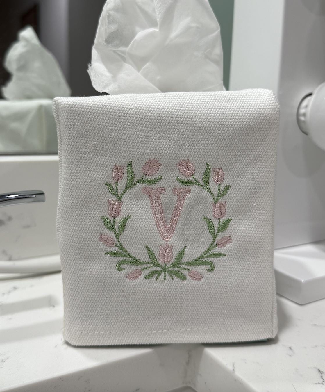 Clara Diamond Filled Fishtail Font